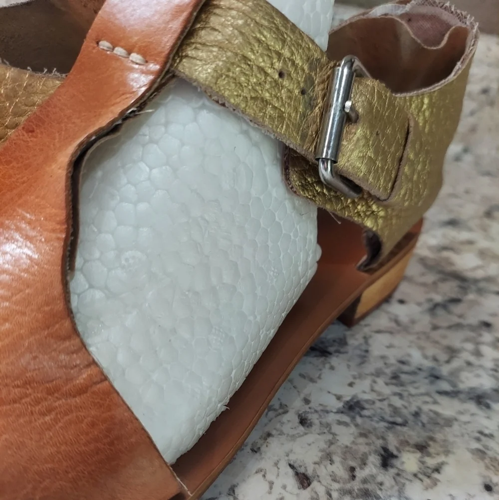 Latigo Tan and Gold Leather Sandal